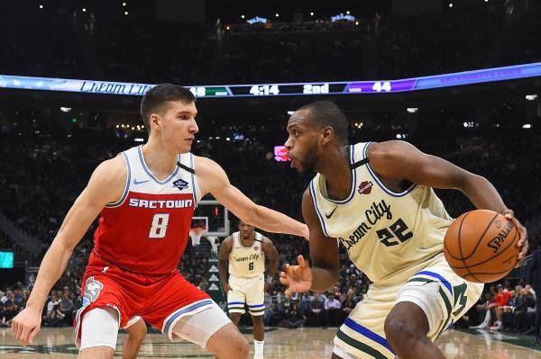  加兰准三双骑士击败雄鹿攀升东部排名