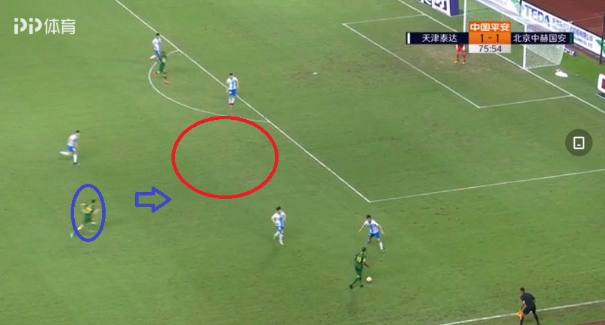  卡尔斯鲁厄中场调度游刃有余，精准传球串联攻防两端  